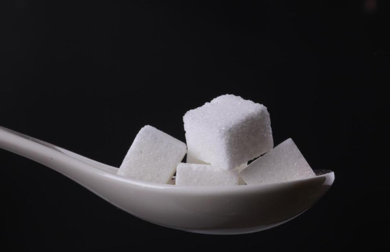 你吃的“咸味”食物可能比可乐还甜 WHO建议成年人添加糖日摄入量超过50克 你吃的“咸味”食物可能比可乐还甜 WHO建议成年人添加糖日摄入量超过50克