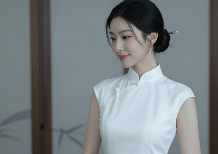 秦岚一袭白色旗袍配盘发 中式风骨普通人也能学 秦岚一袭白色旗袍配盘发 中式风骨普通人也能学