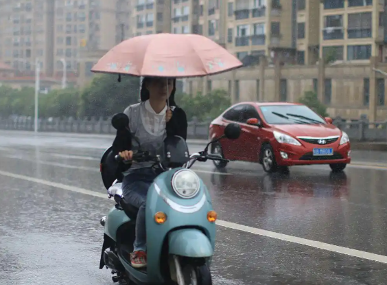 雨雨雨这份防潮指南请收藏 多地异常暴雨密集“跟子弹一样”