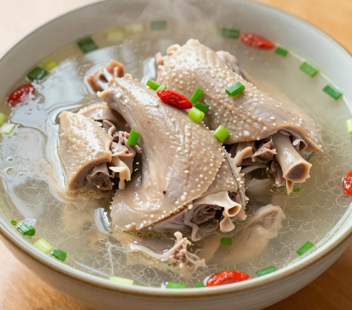 夏天吃鸽子到底好在哪？ 2026鸽子汤清甜好喝下火