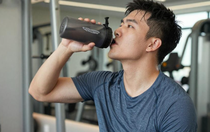 饮水首选白开水 健康饮水记住“少量多次” 饮水首选白开水 健康饮水记住“少量多次”