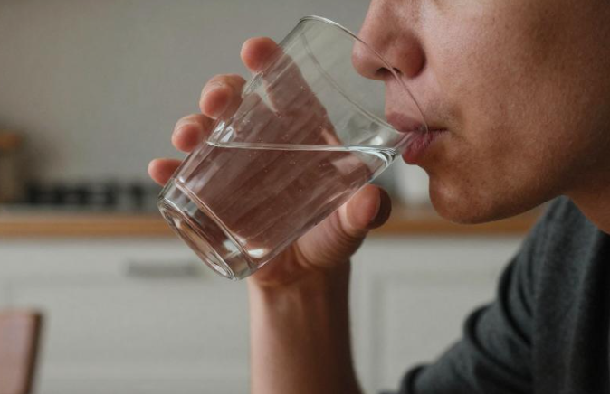 饮水首选白开水 健康饮水记住“少量多次” 饮水首选白开水 健康饮水记住“少量多次”