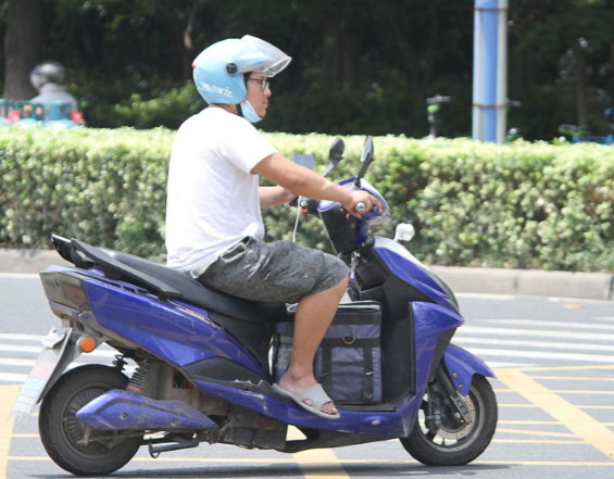 北京致谢全体市民:戴头盔已蔚然成风 北京市民驾乘电动自行车积极佩戴头盔