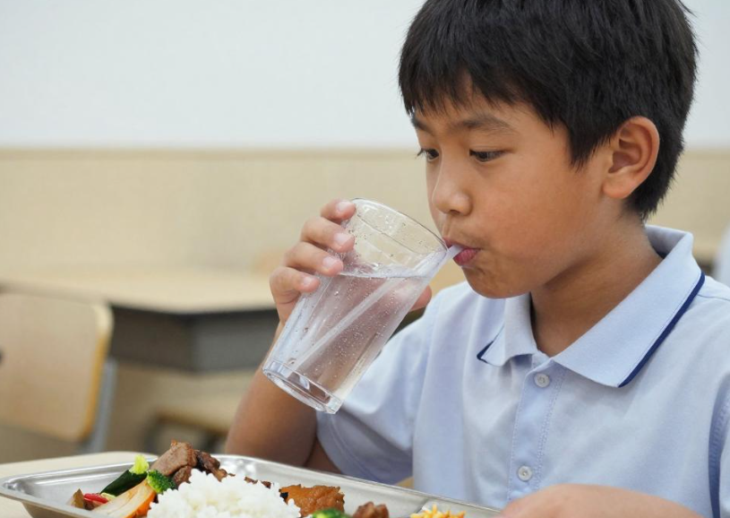 饮水首选白开水 健康饮水记住“少量多次” 饮水首选白开水 健康饮水记住“少量多次”