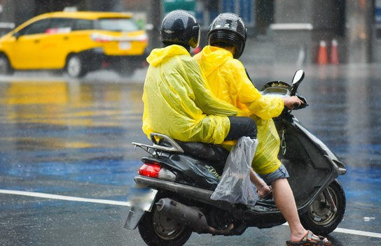 6月3日三预警齐发多地大到暴雨 湖北东南部部分地区有短时强降水 6月3日三预警齐发多地大到暴雨 湖北东南部部分地区有短时强降水