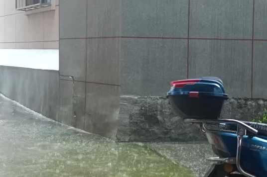 6月3日三预警齐发多地大到暴雨 湖北东南部部分地区有短时强降水 6月3日三预警齐发多地大到暴雨 湖北东南部部分地区有短时强降水