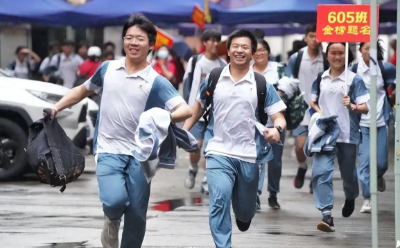 高考报名人数为什么会下降 2026年全国高考报名人数较上年减少45万人