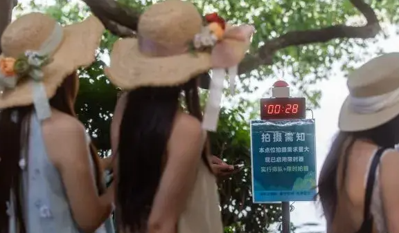 杭州西湖“网红长凳”装上限时器 西湖网红长凳试行3分钟限时拍摄措施