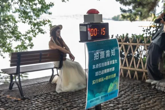 杭州西湖“网红长凳”装上限时器 西湖网红长凳试行3分钟限时拍摄措施