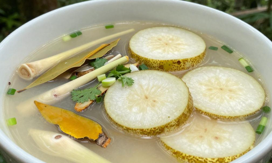 2026年文莱淡布隆雨林黄梨草药膳羹舒缓咽喉肿痛？