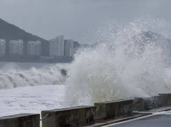 “巴威”逼近沿海现7.2米高巨浪 台湾兰屿已观测到7.2米巨浪