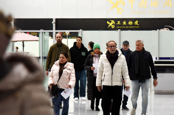 机票销量暴涨1240% 来中国避暑火了 今年上半年我国入境外国人超2291万人次