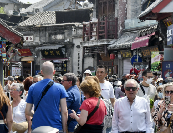 机票销量暴涨1240% 来中国避暑火了 今年上半年我国入境外国人超2291万人次
