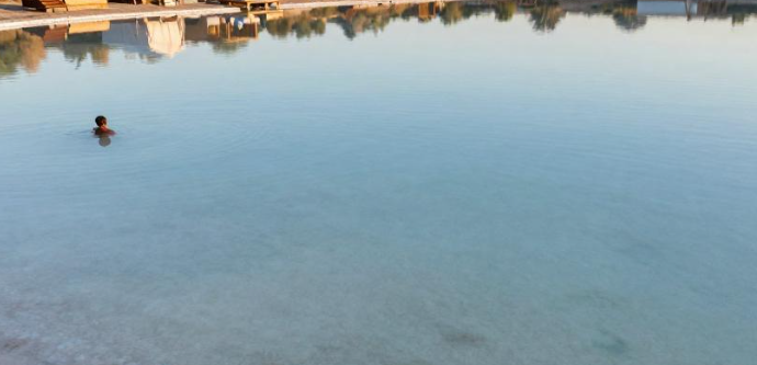 2026年乍得盐湖矿物泡浴改善浑身循环淤滞吗？