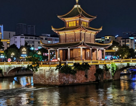 贵阳“半夜”马路上还大排长龙 2026贵阳凌晨堵车背后的夜经济密码