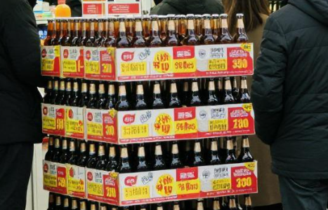 大瓶啤酒卖疯了 大瓶啤酒为什么从货架边缘挤到了C位？