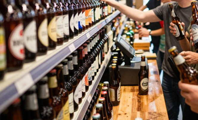 大瓶啤酒卖疯了 大瓶啤酒为什么从货架边缘挤到了C位？