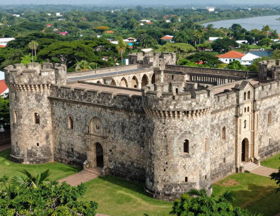 2026年加纳埃尔米纳奴隶城堡历史导览需要请当地向导吗？