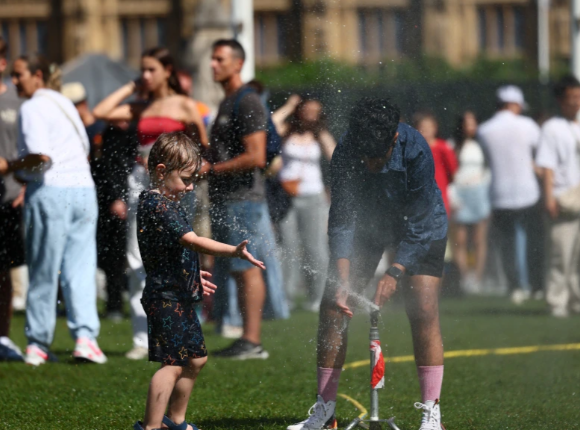 英国迎来今年以来最热一天 伦敦西南部达38.1摄氏度的气温