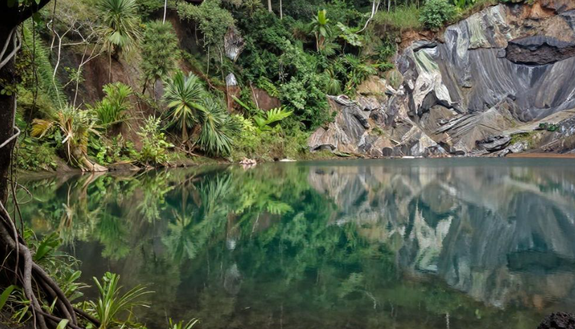 弗洛勒斯岛火山湖如何影响科莫多龙周边旅游定价？
