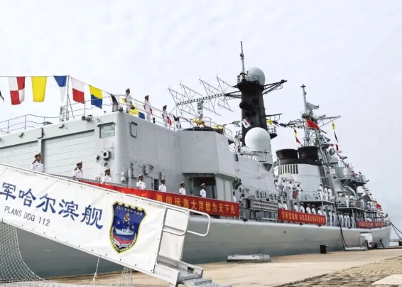 “中华第一舰”退出现役 我国第二代国产导弹驱逐舰首舰112舰退役
