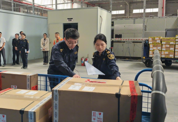 三亚机场口岸首次进口黄金 三亚机场口岸助力黄金贸易高效开展