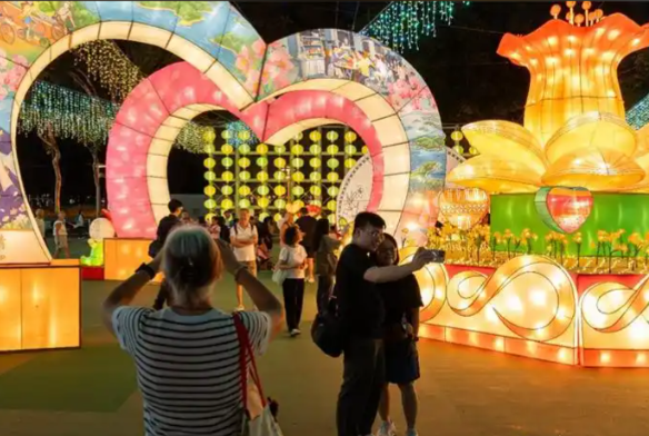 “国际中秋彩灯汇”在香港举行 香港维多利亚公园彩灯汇吸引游客打卡