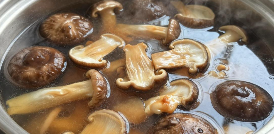 炖煮菌菇汤什么时候放入食材风味更佳? 炖煮菌菇汤什么时候放入食材风味更佳?