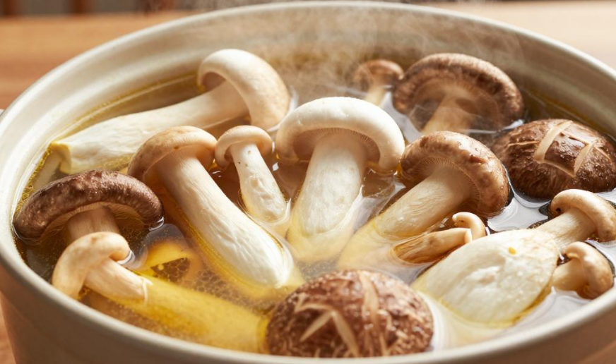 炖煮菌菇汤什么时候放入食材风味更佳? 炖煮菌菇汤什么时候放入食材风味更佳?
