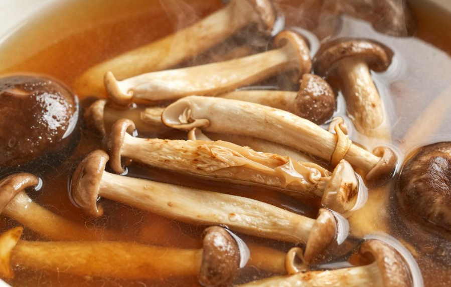 炖煮菌菇汤什么时候放入食材风味更佳? 炖煮菌菇汤什么时候放入食材风味更佳?