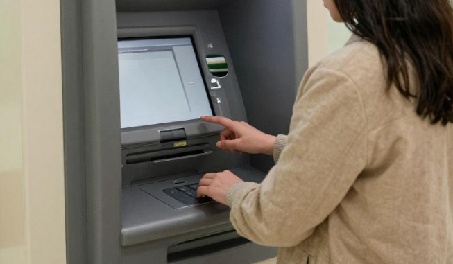 跨行取款手续费一般按什么标准收取？