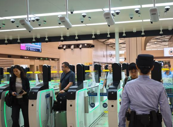 皇岗口岸正式开通运行20秒极速通关 深港间首次采用合作查验新模式