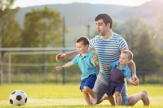 孩子大脑发育黄金期父母应该做什么 孩子大脑发育黄金期父母应该多与孩子互动