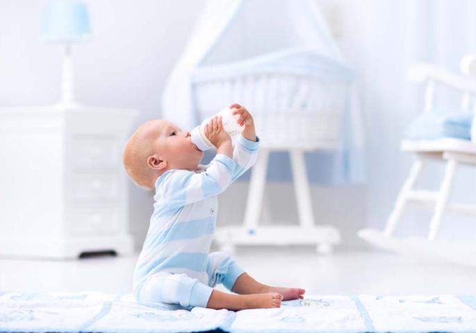 四个月的宝宝突然不爱吃奶了是怎么回事？宝宝不爱吃奶该如何应对？