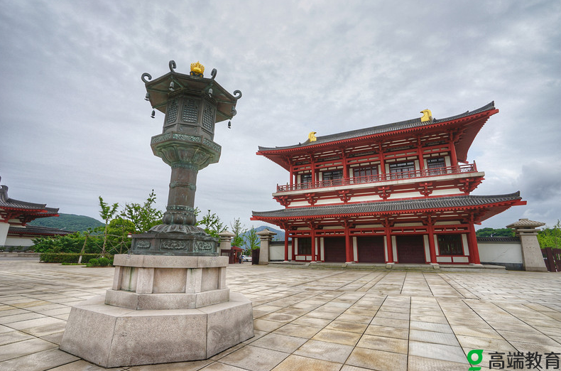 佛教寺院的建筑和设施如何表现出高度的社会教育特征