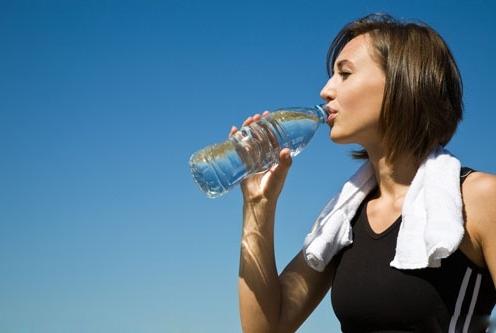 早晨空腹喝水真的养生吗？多注意三个细节每天健康喝水