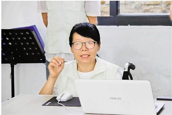 “腿有残疾,但我的手能做事”轮椅上的她依旧热心公益