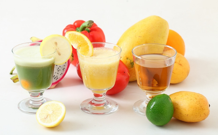 鲜榨果汁貌似健康 其实它不仅毁牙、伤胃，还增肥