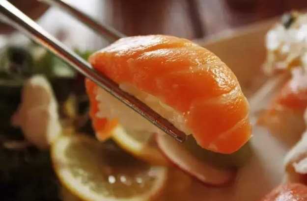 日本一家寿司店牛蛙刺身这菜也太怪异了吧!正经的寿司是什么？