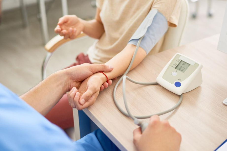 高血压低血压何时测比较准?怎样才能测出准确血压找准血压高峰值 ?_每