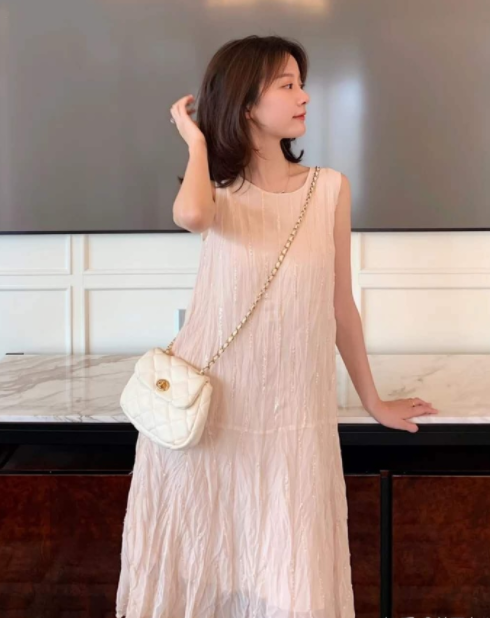 无袖连衣裙怎么搭配穿出去好看(无袖连衣裙优雅气质搭配方法)