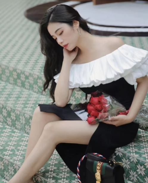 这是浪漫的山茱萸粉,上半身优雅,不失去女孩的心,和微喇叭和梨形超级