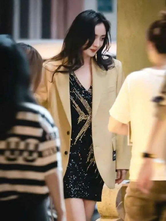 选择有强烈存在感的耳环杨幂这部剧的造型很少出现首饰,但耳环确实是