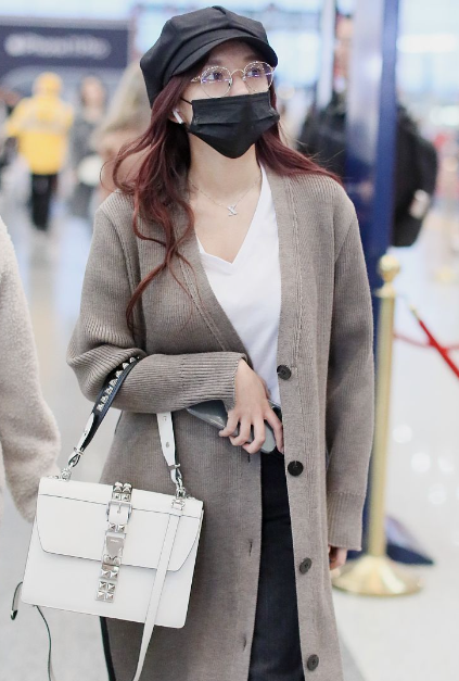 程潇最新街拍穿搭解析 程潇机场街拍同款上衣