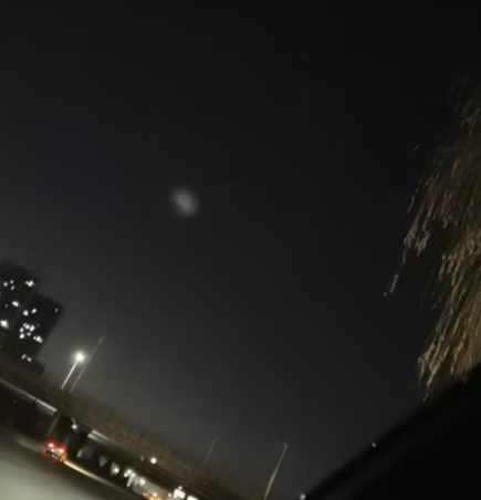 北京上空出现疑似不明飞行物 形状像飞碟有三个光圈