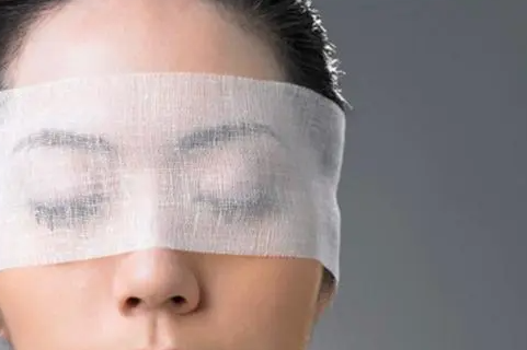 小伙玩雪次日失明确诊雪盲症，雪盲症严重会导致眼瞎吗?