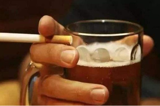 边喝茶边吸烟能缓解尼古丁吗?过年边吸烟边喝茶的人健康状况如何?