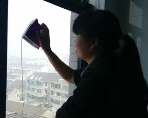 擦玻璃全屋清洁 家政服务成“年货”新选择