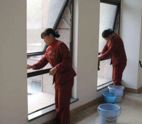 擦玻璃全屋清洁 家政服务成“年货”新选择