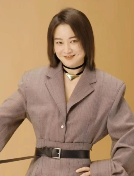贾玲大波浪晚礼服 贾玲晚礼服大波浪造型又美又自信瘦下来真的好飒!